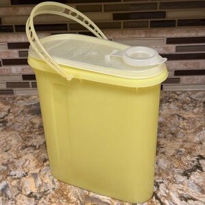 Vintage Tupperware 2 Qt Slim Yellow Pitcher with Complete Lid and Handle 587-7